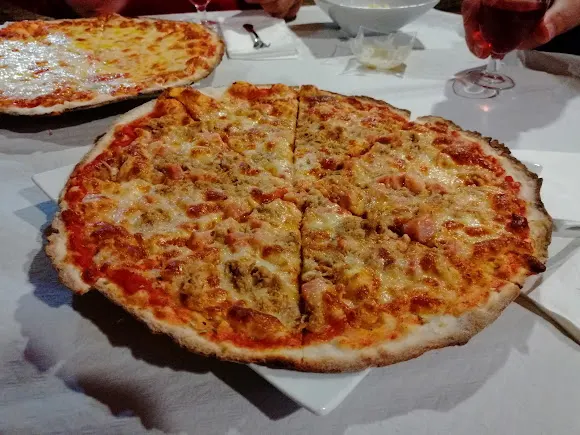 Bar Capirotis Pizzeria - San Martin de Trevejo