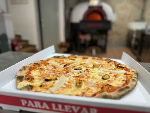 Pizzería La Fiamma: Auténtica Tradición en Horno de Leña | Recogida y Entrega a Domicilio