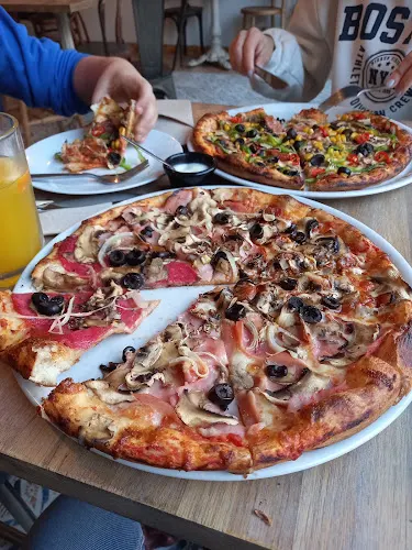 Pizzeateria