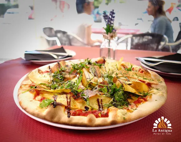 Pizzería La Antigua Horno de Leña